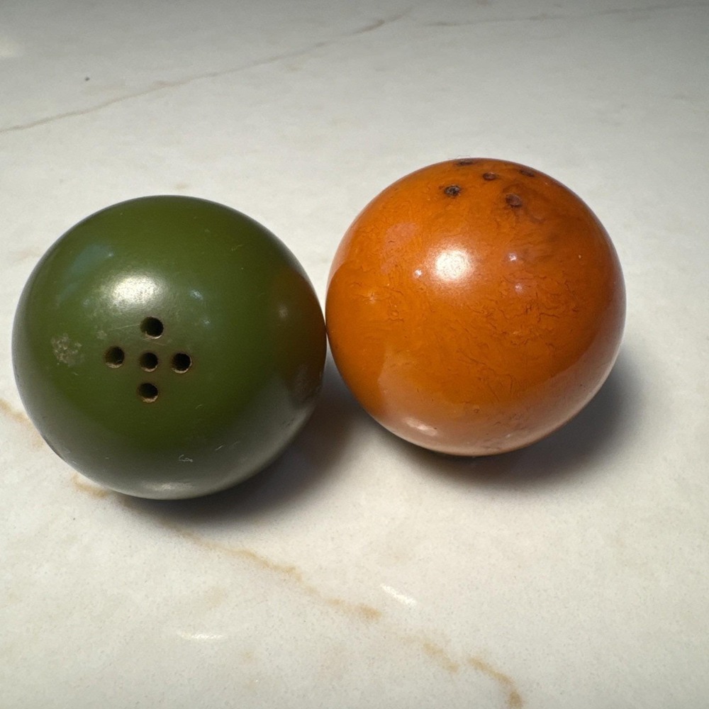 Vintage Bakelite Green  &‎ butterscotch Art Deco Ball Salt & Pepper Shakers